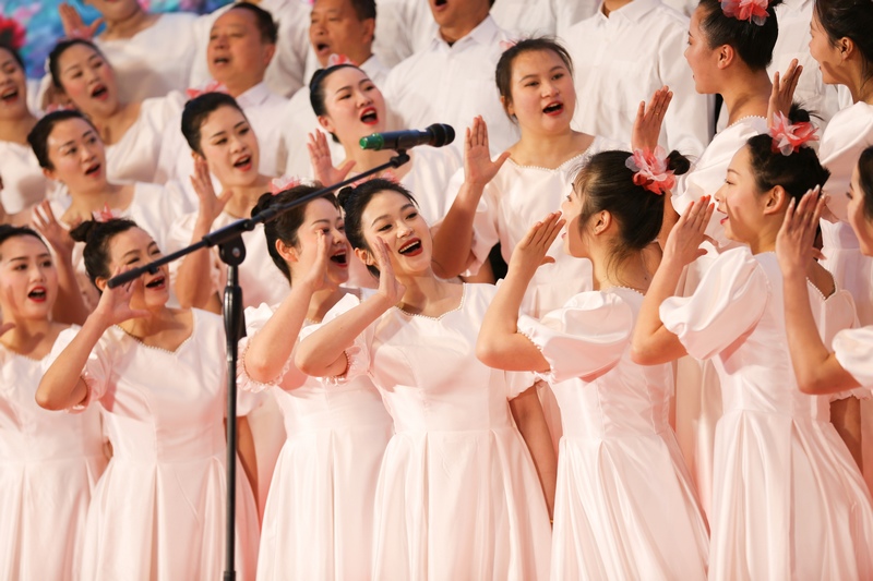 3月6日，人们在贵州省黔东南苗族侗族自治州丹寨县参加合唱比赛，喜迎“三八”国际妇女节到来。