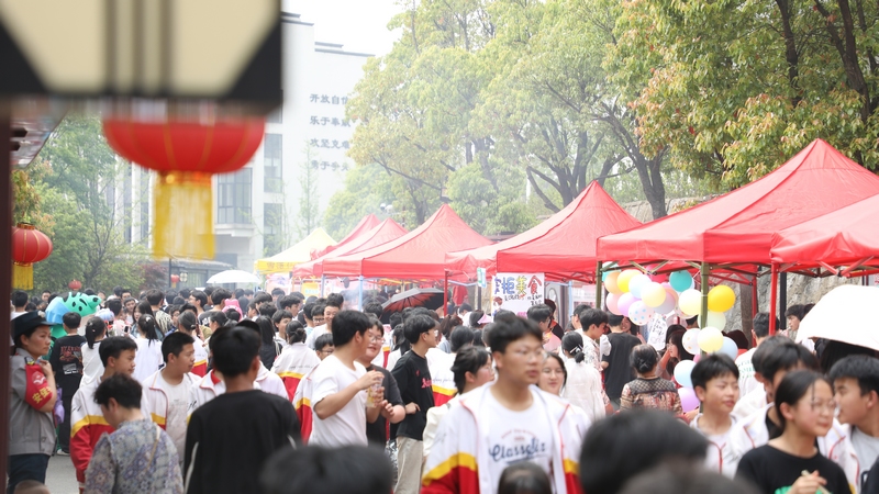 4月29日，在位于毕节市大方县金塔英才学校，该校第四届美食文化节正式启幕。