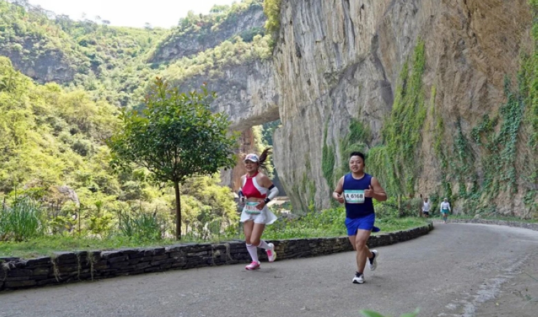 纳雍县近千名选手共赴山地半程马拉松之约